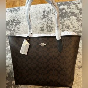 NWT coach signature tote bag